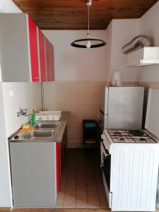 Cozy 1-bdrm apt in Dubec, ideal for work or study的厨房或小厨房