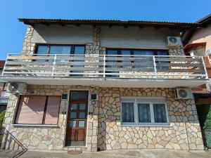 赛斯韦泰Cozy 1-bdrm apt in Dubec, ideal for work or study的房屋的顶部设有阳台