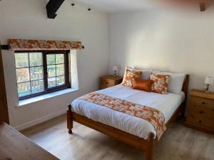 ein Schlafzimmer mit einem Bett und einem Fenster in der Unterkunft Windbury Cottage in Bideford