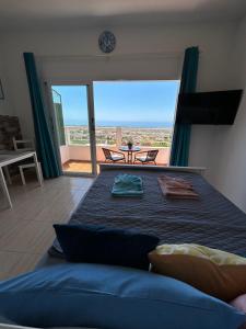 Rúm í herbergi á 1 PMP Adamia the best sea view +37 myndir