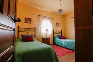 Postel nebo postele na pokoji v ubytování Casas Rurales El Viejo Castaño - Valle Del Genal + 83 fotografií
