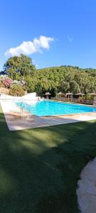 Bazén v ubytování Casas Rurales El Viejo Castaño - Valle Del Genal nebo v jeho okolí