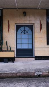 un bâtiment avec une porte noire et une fenêtre dans l'établissement Charming Vintage Flat near Newtown. 11am checkout., à Sydney