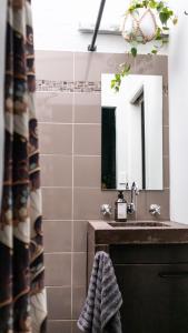 une salle de bain avec un lavabo et un miroir dans l'établissement Charming Vintage Flat near Newtown. 11am checkout., à Sydney