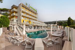 Бассейн в B&B Hotels Park Hotel Suisse Santa Margherita Ligure или поблизости