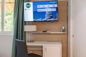 Телевизор и/или развлекательный центр в B&B Hotels Park Hotel Suisse Santa Margherita Ligure