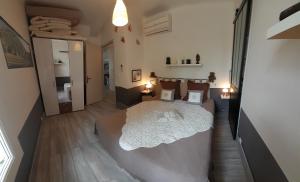 Ένα ή περισσότερα κρεβάτια σε δωμάτιο στο La maison du petit écolier +48 φωτογραφίες