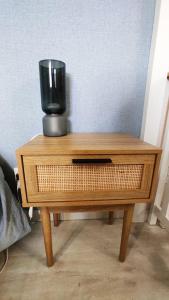 eine Kaffeemaschine auf einem Holztisch in der Unterkunft Studio neuf dans maison avec vue sur la chaine des puys in Riom