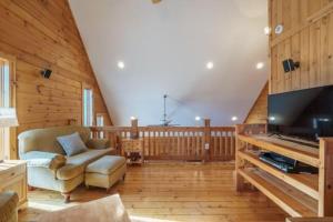 un grand salon avec un canapé et une télévision dans l'établissement Hidden Gem Cottage, à Blowing Rock