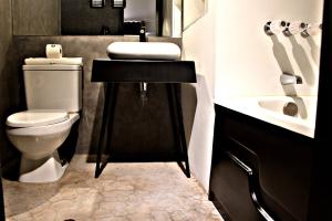 Bilik mandi di BTH Hotel – Boutique Concept