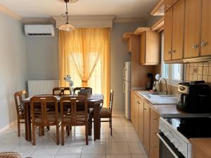 Køkken eller tekøkken på Nikis Rose Garden Lxs