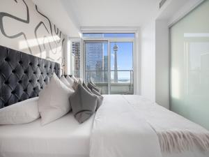 Postel nebo postele na pokoji v ubytování Parc Suites - Entertainment District Toronto