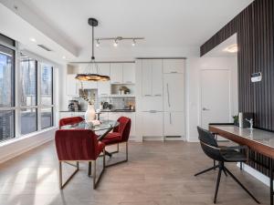 Kuchyň nebo kuchyňský kout v ubytování Parc Suites - Entertainment District Toronto