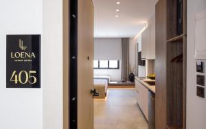 Loena Luxury Suites 객실 침대