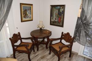 ein Esszimmer mit einem Tisch und zwei Stühlen in der Unterkunft ΜΑΡΙΑ η ΧΑΛΚΙΔΕΑ in Chalkida