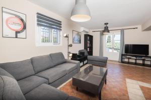 TV a/nebo společenská místnost v ubytování Akrotiri Sea View Maisonette