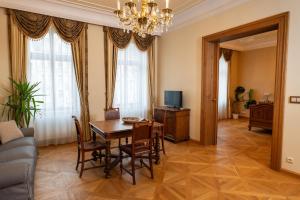 Televízia a/alebo spoločenská miestnosť v ubytovaní Zlatý Pelikán Apartments