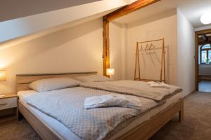 Posteľ alebo postele v izbe v ubytovaní Zlatý Pelikán Apartments