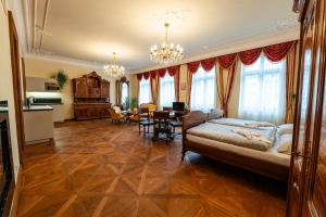 Posteľ alebo postele v izbe v ubytovaní Zlatý Pelikán Apartments