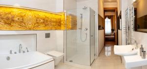 Kúpeľňa v ubytovaní Zlatý Pelikán Apartments + 37 fotografií