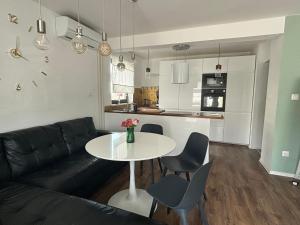 Кухня или мини-кухня в DEKO-apartments
