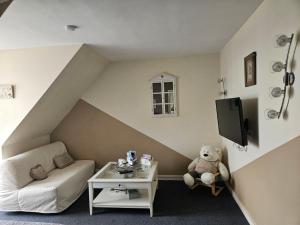 Televisyen dan/atau pusat hiburan di Escapade au coeur de Honfleur avec parking privé et vue panoramique