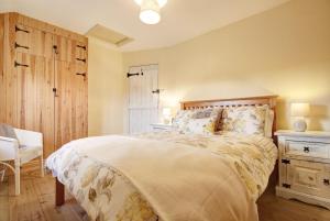 une chambre avec un lit, une chaise et une table dans l'établissement Sloe Gin Cottage, à Heacham