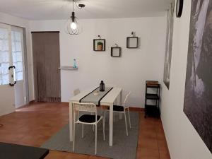 a dining room with a white table and chairs at Apartamento Lourenzo in Outes