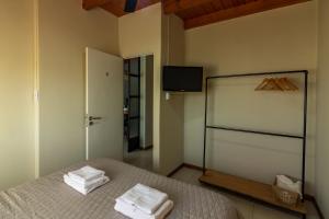 a bedroom with a bed with towels on it at Habitación en Hospedaje Achalay, Qué lindo ! Qué bueno ! in Santa Fe +41 photos