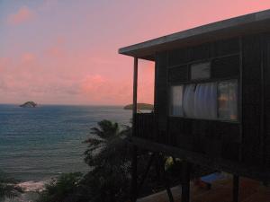 SantʼAnaendless horizon的一栋有窗户可以俯瞰大海的建筑