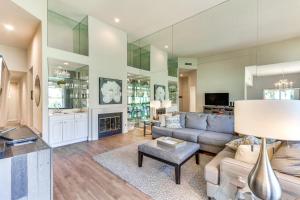 Χώρος καθιστικού στο Golfers Paradise Gem with Hot Tub in La Quinta
