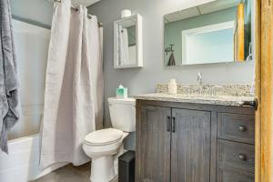 Vannituba majutusasutuses Maiden Rock Cottage with Fire Pit and Lake Pepin Views +18 fotot