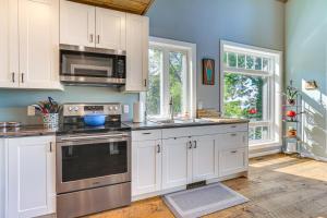 Köök või kööginurk majutusasutuses Maiden Rock Cottage with Fire Pit and Lake Pepin Views