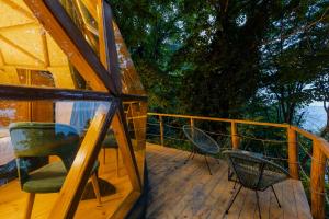 Balkón nebo terasa v ubytování Glamping Martini Kvariati with pool