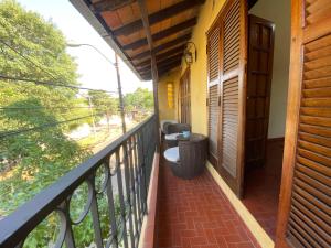Un balcón o terraza en Villa Morra house III