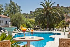 A piscina localizada em Hotel Dos Templarios ou nos arredores