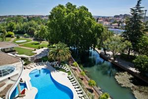 A piscina localizada em Hotel Dos Templarios ou nos arredores