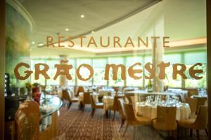 Um restaurante ou outro lugar para comer em Hotel Dos Templarios