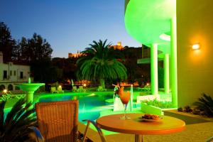 A piscina localizada em Hotel Dos Templarios ou nos arredores
