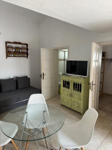 a living room with a couch and a table and chairs at Vitória House in Évora