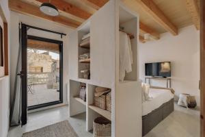 ein Schlafzimmer mit einem Bett und einer Glasschiebetür in der Unterkunft casa gualta golf emporda costa brava in Gualta