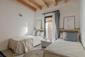 ein Schlafzimmer mit zwei Betten und einem Fenster in der Unterkunft casa gualta golf emporda costa brava in Gualta