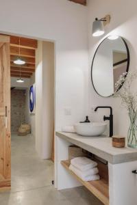 ein Badezimmer mit Waschbecken und Spiegel in der Unterkunft casa gualta golf emporda costa brava in Gualta + 19 Fotos