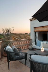 eine Terrasse mit Tischen und Stühlen und einem Kamin in der Unterkunft casa gualta golf emporda costa brava in Gualta