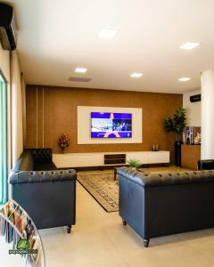TV a/nebo společenská místnost v ubytování Papagaio Hotel