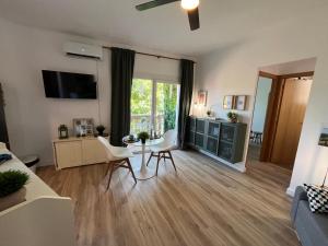 a living room with a table and chairs at Apartament de la Madrona 1st floor Easy street parking in Tarragona