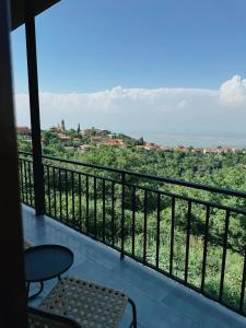 un balcone con sedie e vista sull'oceano di Cozy Rooms with View, Sighnaghi a Sighnaghi