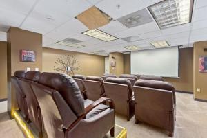 Et opholdsområde på PP 1801 Modern Corporate 2br, pool, Gym + 14 billeder