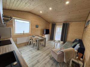 a living room and dining room in a tiny house at Domus Mare Tiny House 1 in Wisełka