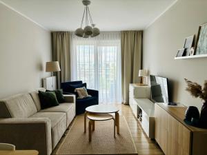 科沃布热格Przystań Koło Brzegu的客厅里有一张沙发和一张桌子。